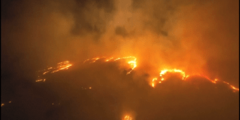 Ohnivé peklo: Obětí požáru na havajském ostrově Maui je už 53, lidé prchají do moře
