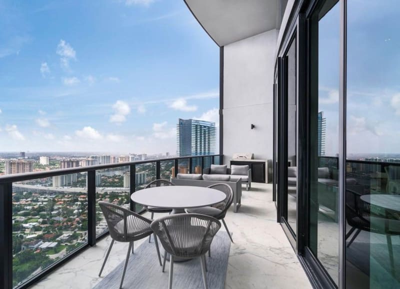 Jak bydlí Lionel Messi v Miami: Messiho apartmán se čtyřmi ložnicemi za 5 milionů dolarů v Porsche Design Tower shlíží na oceán z 51. patra. 