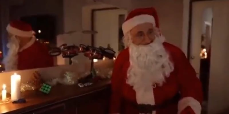 Vladimir Putin jako Santa Claus zachraňuje Vánoce na Západě.
