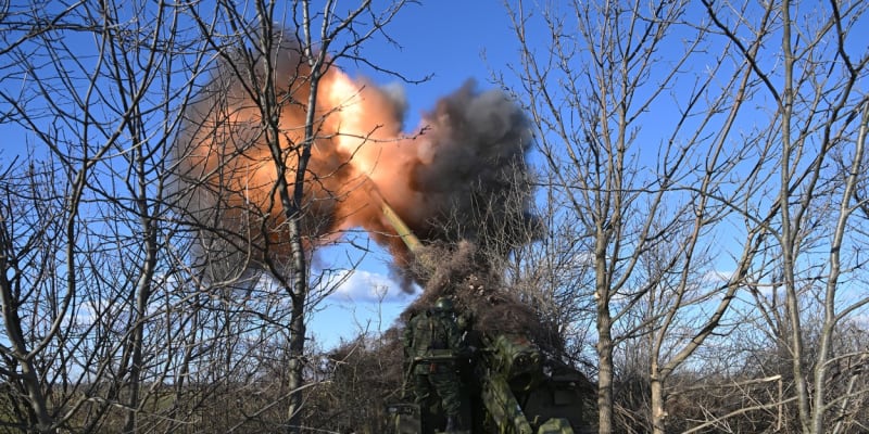 Ruští okupanti pálí na ukrajinské pozice ruskou taženou houfnicí 2A65 Msta-B.