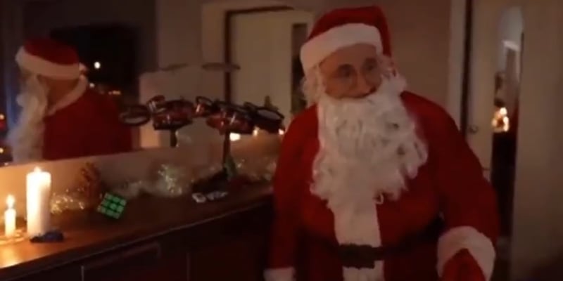 Vladimir Putin jako Santa Claus „zachraňuje“ Vánoce na Západě.
