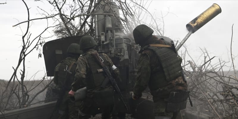 Ruští okupanti pálí na ukrajinské pozice ruskou taženou houfnicí 2A65 Msta-B.