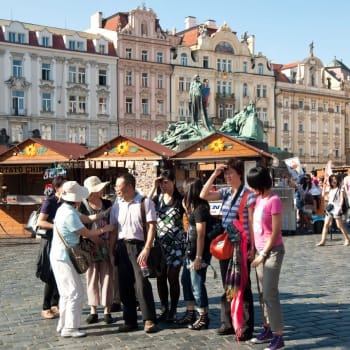 Skupina čínských turistů na Staroměstském náměstí v Praze