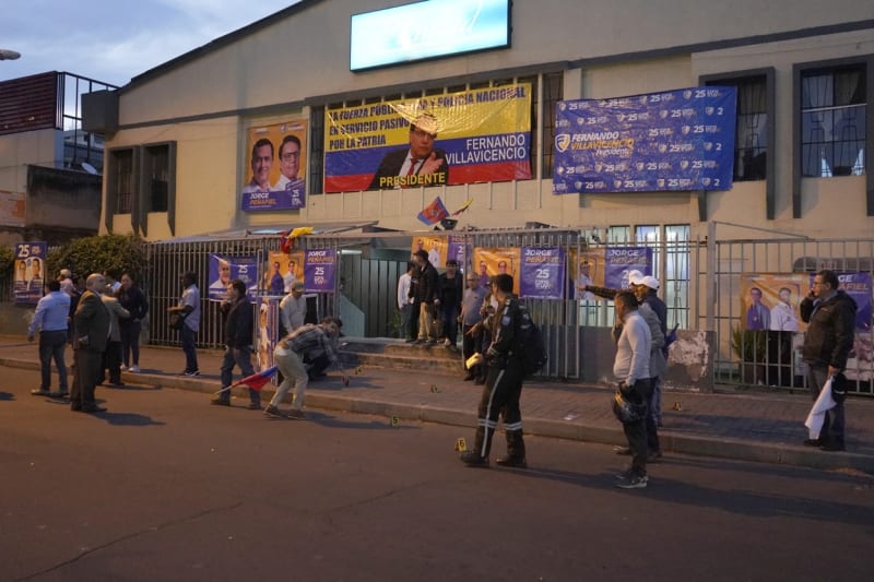 Kandidát prezidentských voleb v Ekvádoru Fernando Villavicencio zahynul při atentátu během předvolební akce