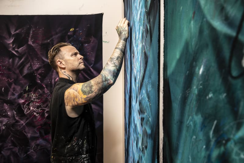Světový umělec MAXIM představí své obrazy během srpna na výstavě v Praze.