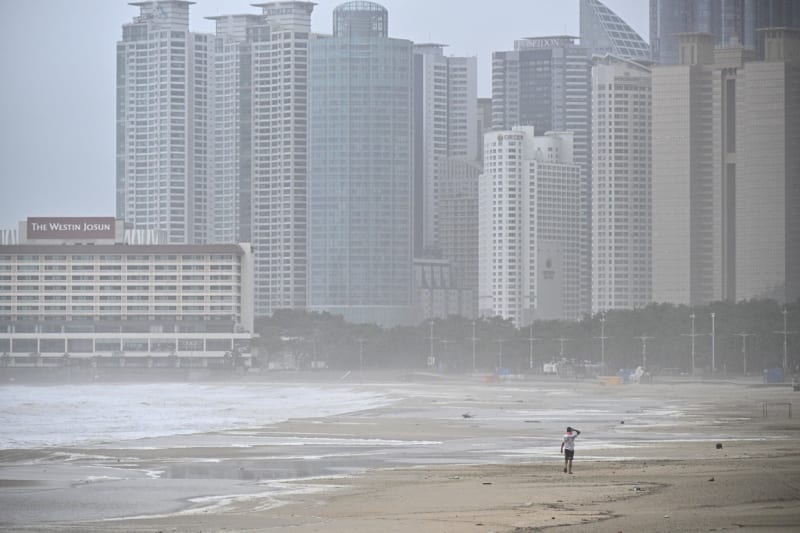 Tajfun Khanun udeřil na pobřeží Jižní Koreje, varování platí pro celou zemi.