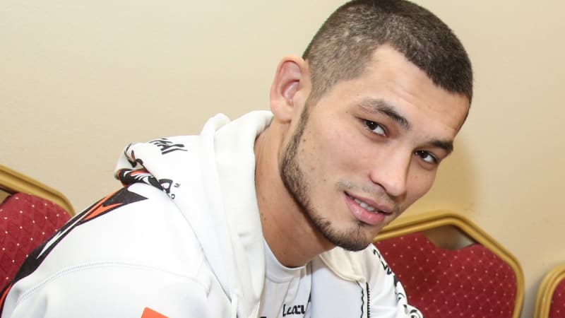 Zápasník Muradov, který se proslavil v UFC, zpytuje svědomí kvůli dceři