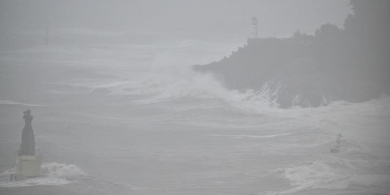 Tajfun Khanun udeřil na pobřeží Jižní Koreje, varování platí pro celou zemi.