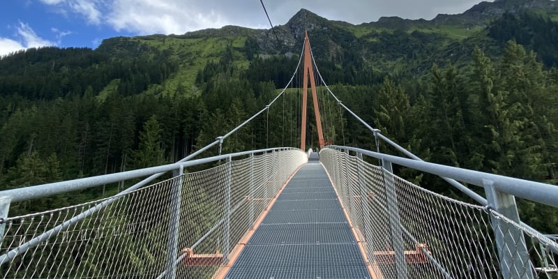 Mezi adrenalinové zážitky patří nejdelší visutý most v Alpách.
