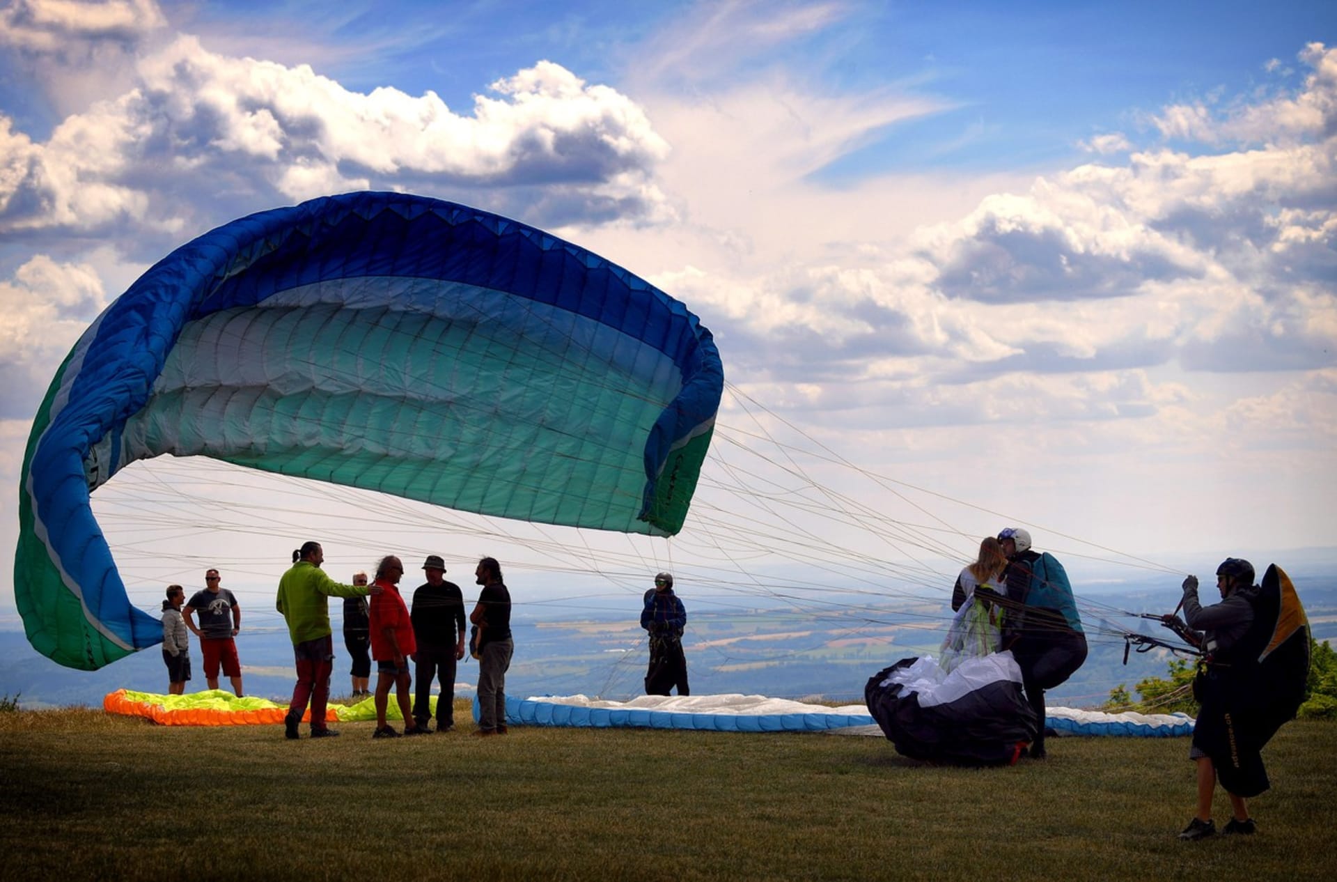 Milovníci paraglidingu se za příznivého počasí scházejí na Kozákově