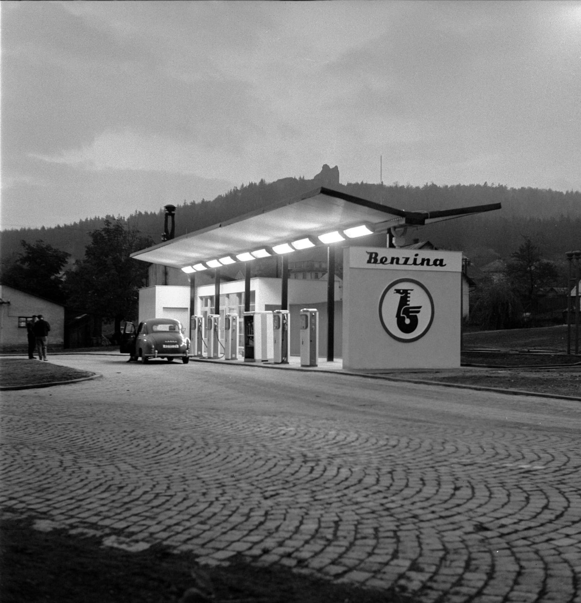 Pod zříceninou hradu Přímda u hranic se západním Německem byla v roce 1964 dána do provozu tato čerpací stanice Benziny.