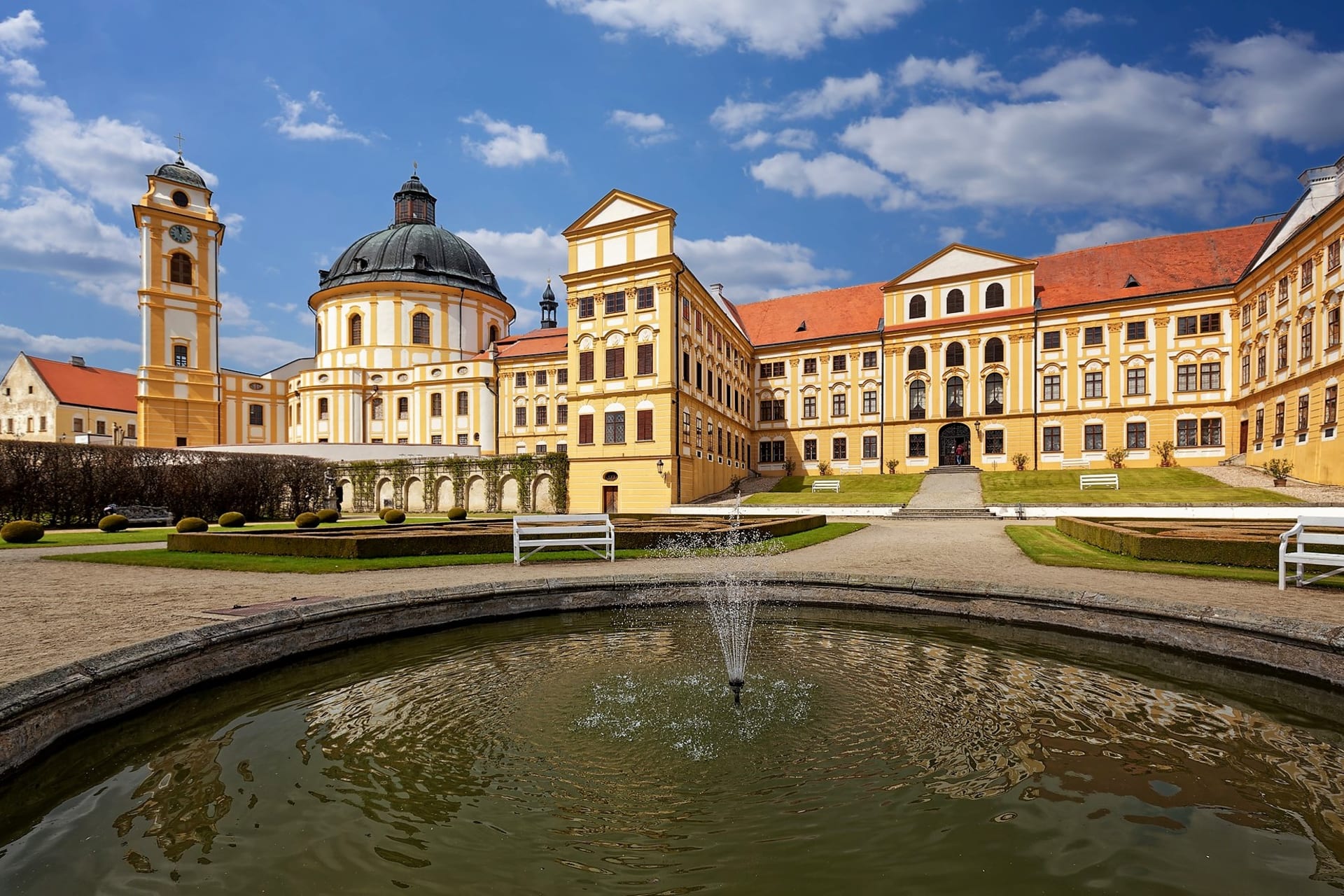  Questenberský zámek v Jaroměřicích má atmosféru jižanského letoviska, paláce krásy, umění a hudby