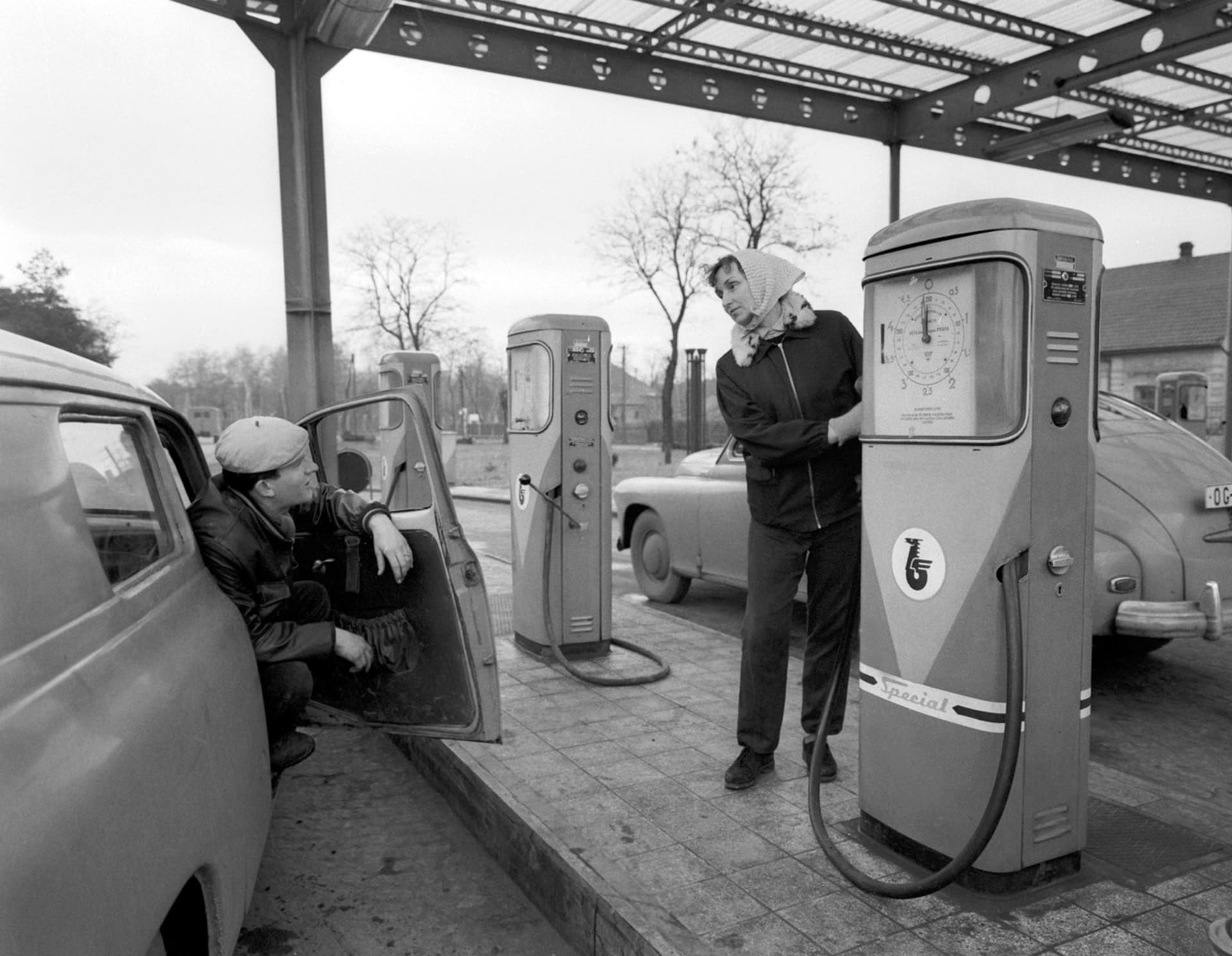 Čerpání benzinu začátkem 60. let