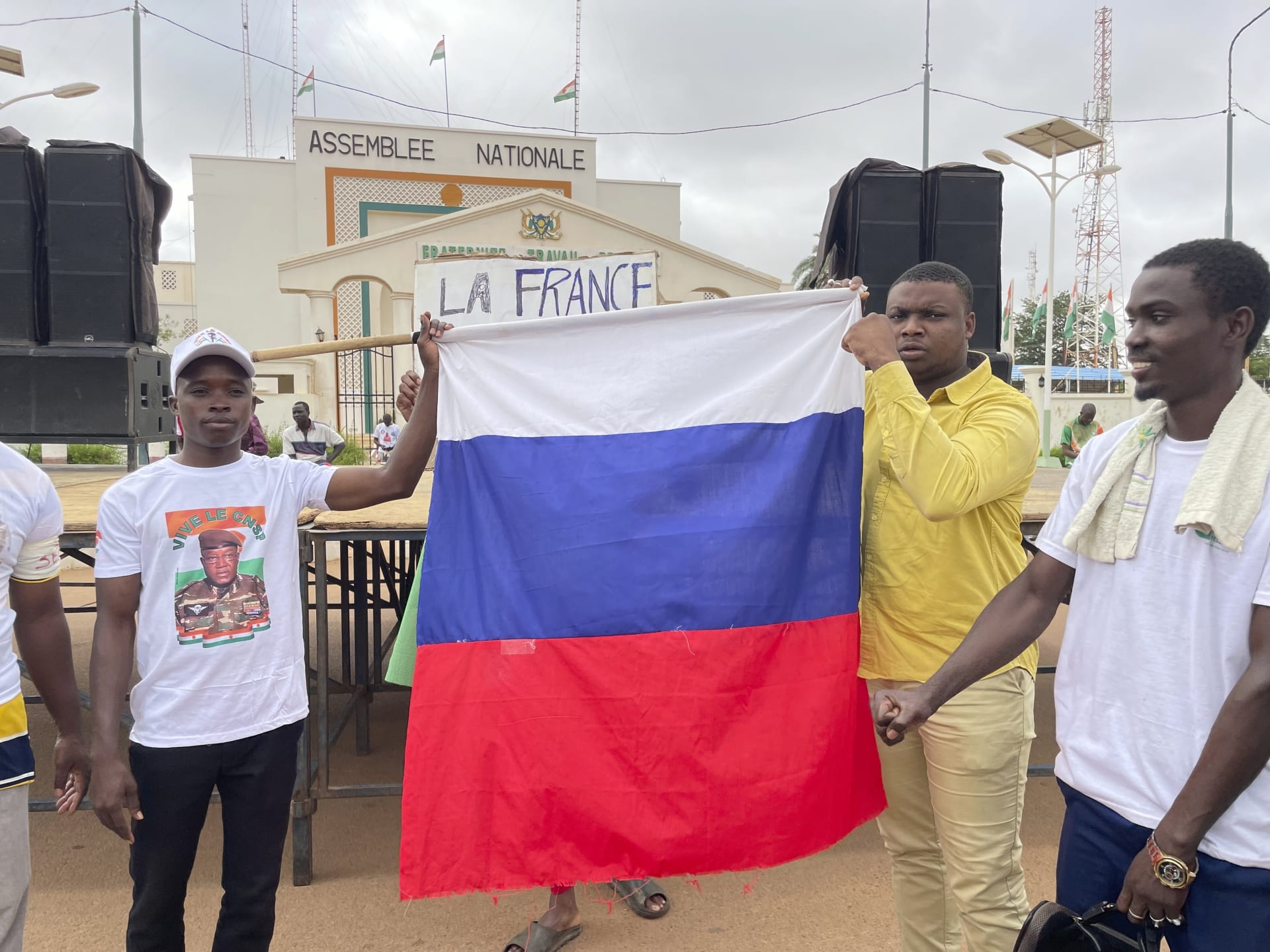 Ruská vlajka při puči v Nigeru
