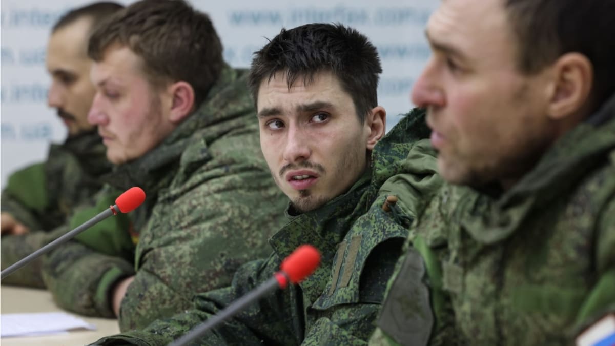 Ruští zajatci na tiskové konferenci 19. března