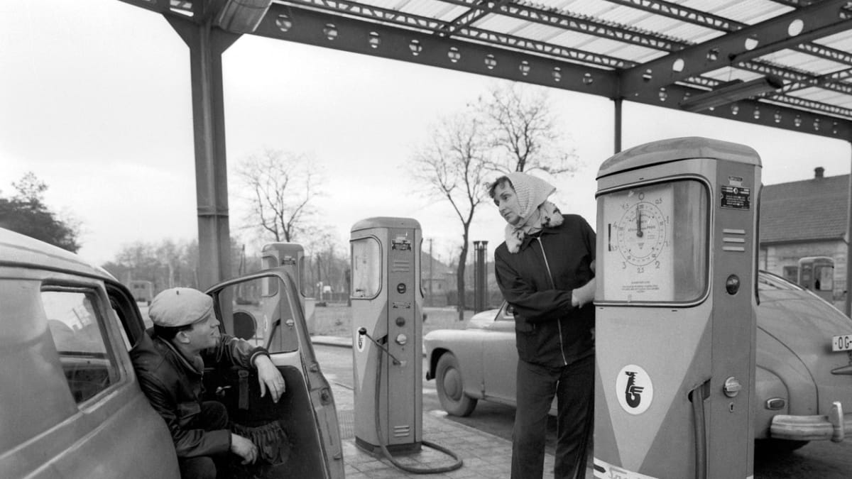 Čerpání benzinu začátkem 60. let