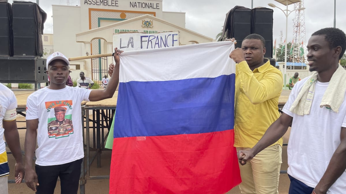 Ruská vlajka při puči v Nigeru