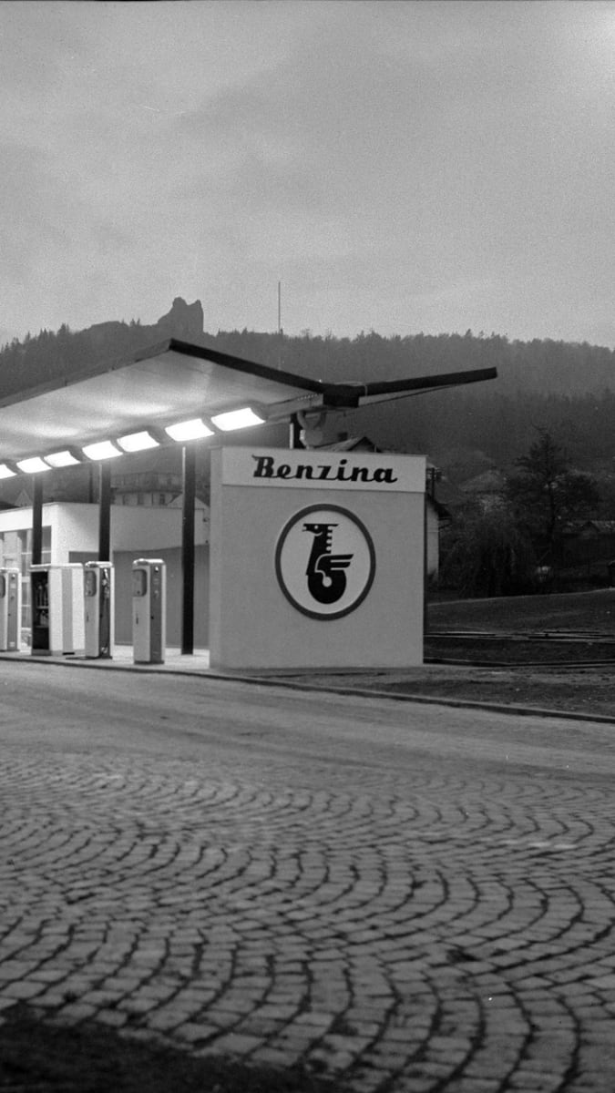 Pod zříceninou hradu Přímda u hranic se západním Německem byla v roce 1964 dána do provozu tato čerpací stanice Benziny.