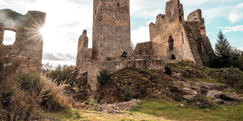 Zřícenina hradu Rokštejn: tady je na co se koukat – ať už jde o zbytky hradu, nebo romantickou přírodu údolí