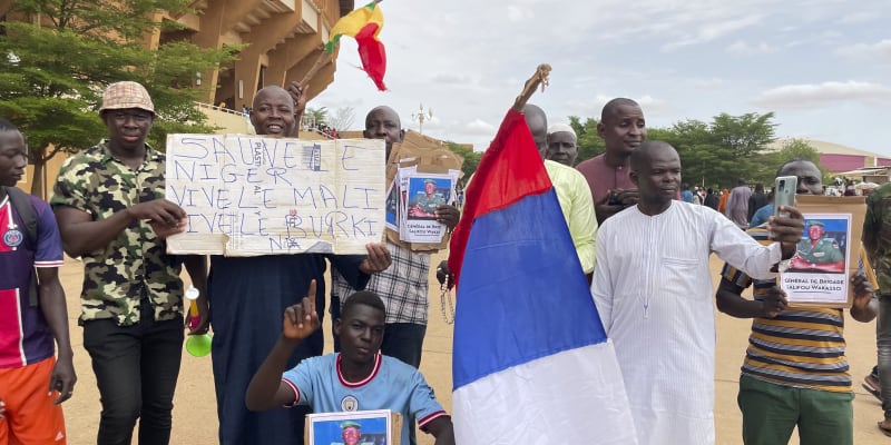 V Nigeru je podstatná část místní populace proruská a zároveň silně protifrancouzská. Tato skupina vojenský puč vítá.