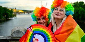 Účastníci Prague Pride zamířili na Letnou. Na duhovou akci dorazili i politici