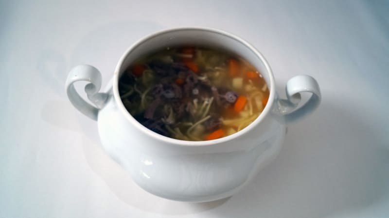 Prostřeno: Hovězí polévka s domácími nudlemi