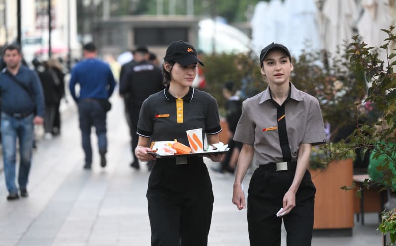 Během léta 2022 v Rusku otevřel řetězec restaurací Chutně & tečka, který měl nahradit McDonald's.