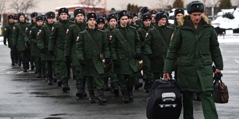 Ruské armádě dál přibývají noví rekruti. Někteří z nich se rodí z řad vězňů.