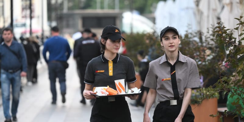 Během léta 2022 v Rusku otevřel řetězec restaurací Chutně  tečka, který měl nahradit McDonalds.