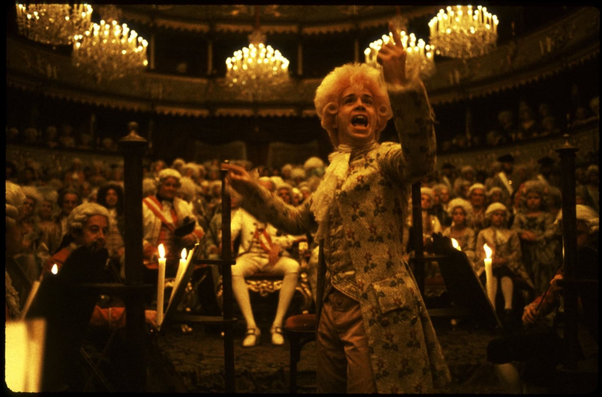 Máte-li před důležitou zkouškou, pusťte si doma film Amadeus. Mozartova hudba totiž podle některých expertů zlepšuje krátkodobou paměť.