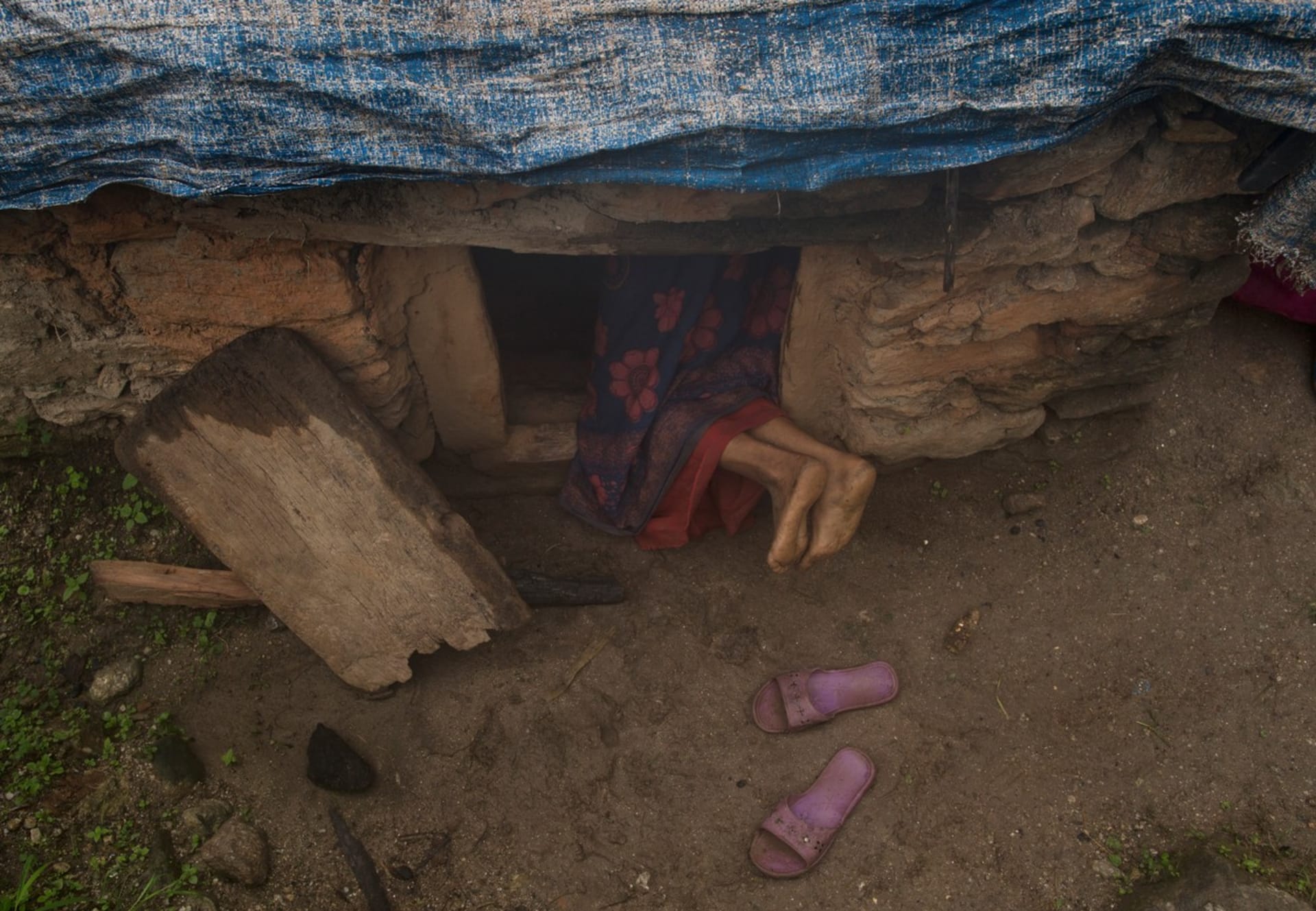 Nepálka vstupuje do své menstruační chýše