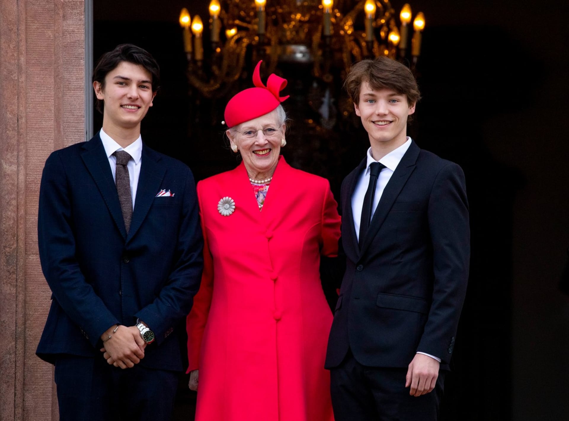Dánská královna Markéta II. s vnuky Nikolaiem a Felixem (vpravo). Oba přišli o své tituly.
