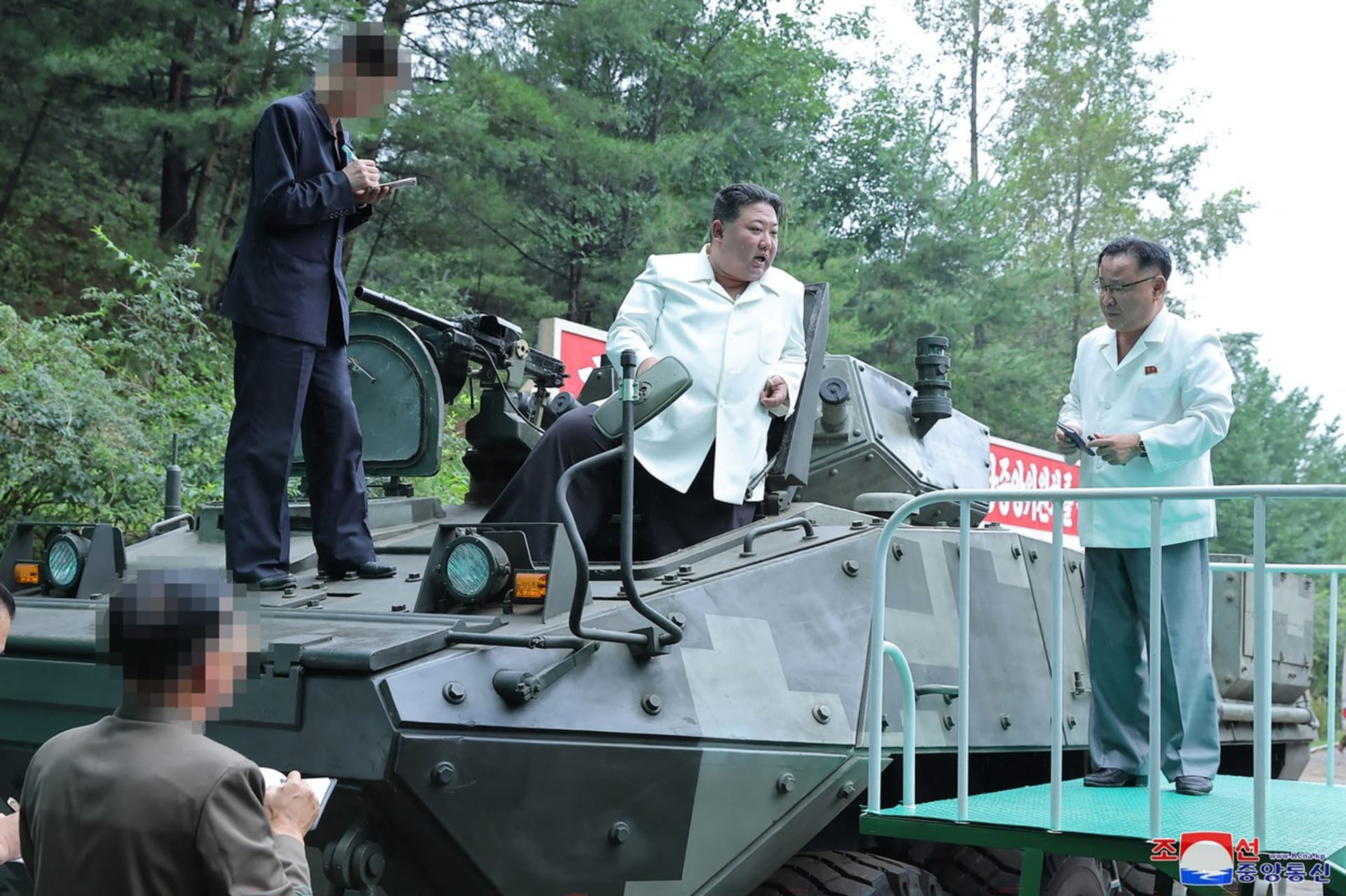 Severokorejský vůdce Kim Čong-un navštívil klíčové továrny na výrobu zbraní
