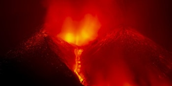 Sicilská Etna vybuchla. Popel z vulkánu zasypal Katánii a uzavřel letiště, platí řada zákazů
