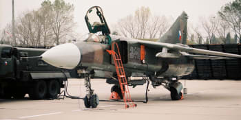 Bývalá československá stíhačka MiG-23 se v USA zřítila mezi domy. Oba piloti se katapultovali