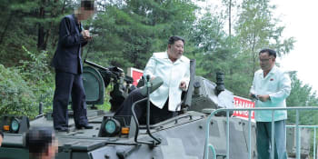 Kim Čong-un navštívil klíčové továrny na výrobu zbraní. Osobně řídil i bojové obrněné vozidlo