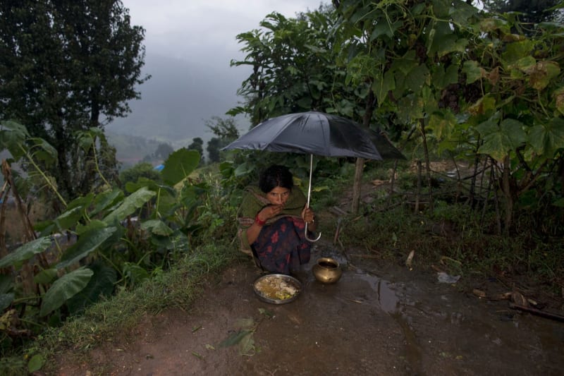 Devětadvacetiletá Nepálka nesmí během menstruace do domu ani na jídlo