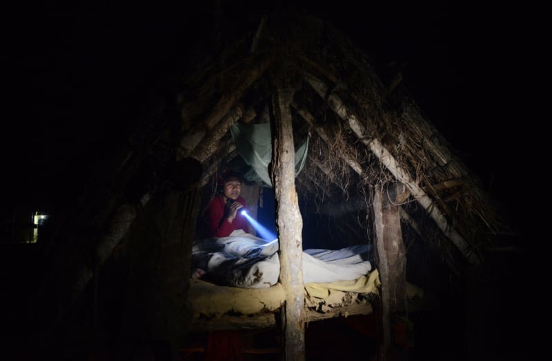 Nepálská žena v menstruační chýši