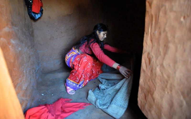 Menstruující ženy v Nepálu nemívají k dipozici ani základní nábytek