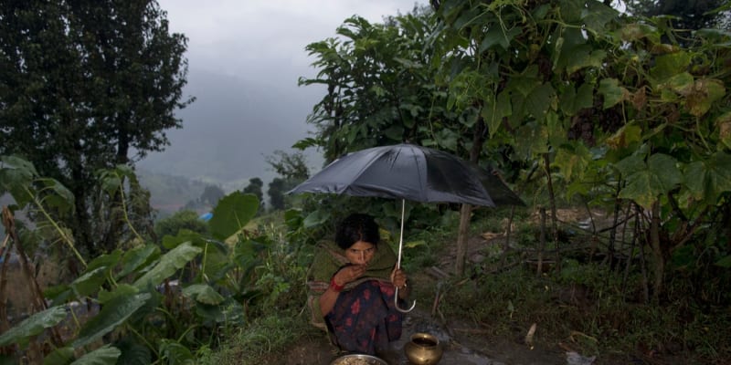 Devětadvacetiletá Nepálka nesmí během menstruace do domu ani na jídlo