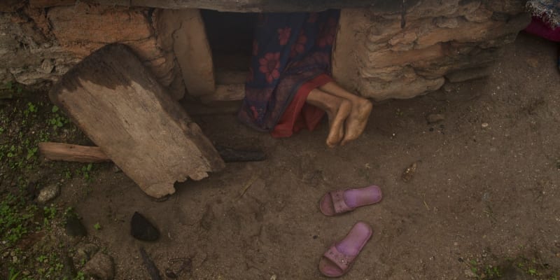 Nepálka vstupuje do své menstruační chýše