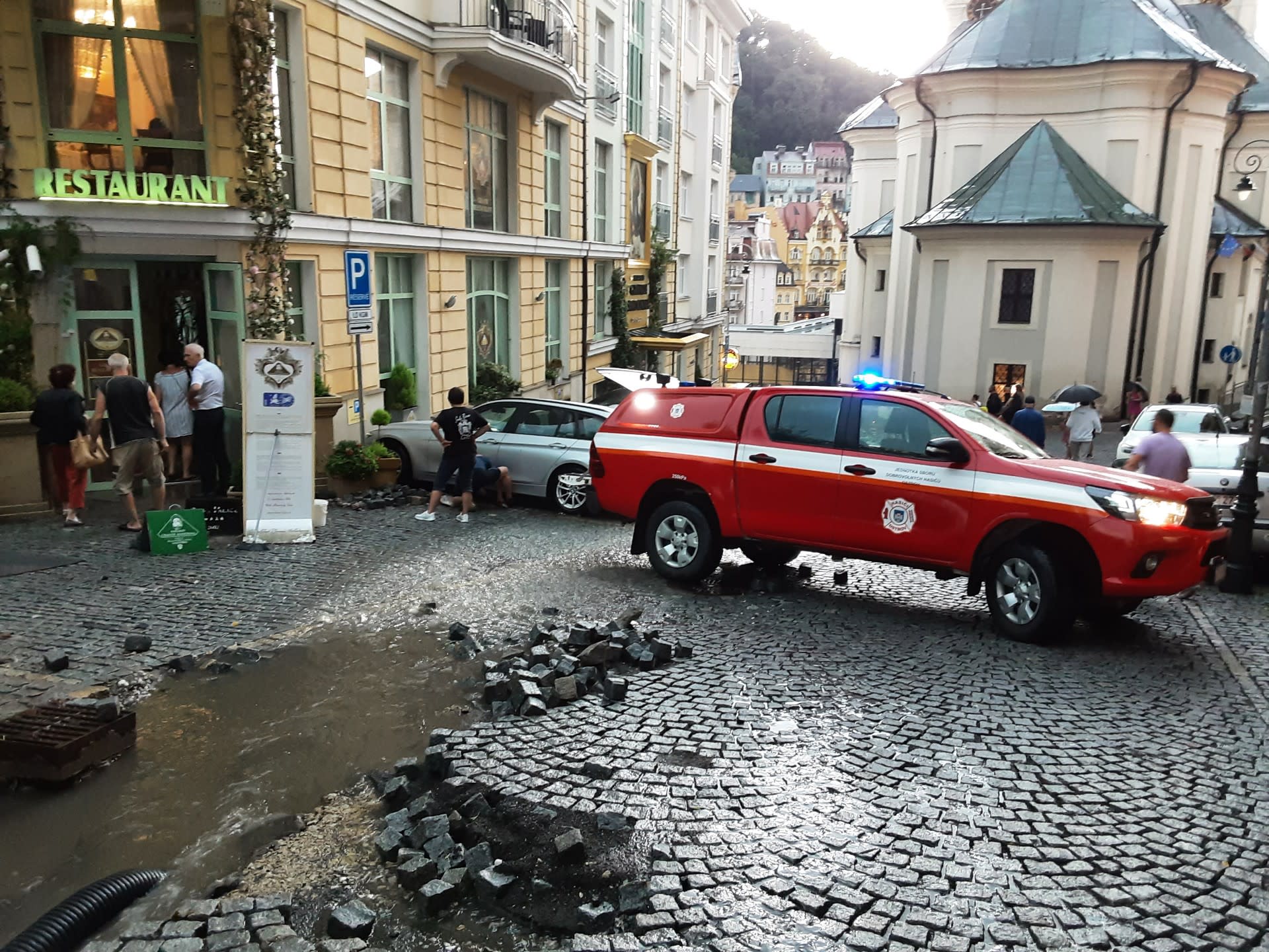 Hasiči v Karlových Varech pokračují v odstraňování následků bouřky