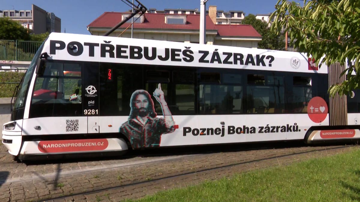 V Praze jezdí náboženská tramvaj.
