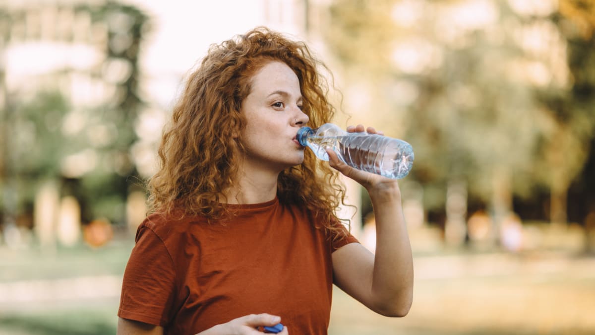 Mnozí dělají při pití vody zásadní chybu