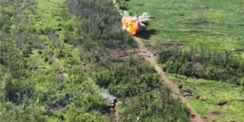 Záběry exploze: Ukrajinci doručili Rusům „výbušné překvapení“. Demolici BMP způsobila mina