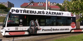 Náboženská tramvaj v Praze budí vášně. Až přijde revizor, řeknu pánbůh zaplať, vtipkují lidé