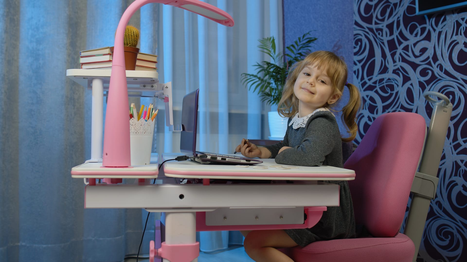 Ergonomický psací stůl a židle jsou sice dost drahé, ale pro páteř našich dětí velmi důležité