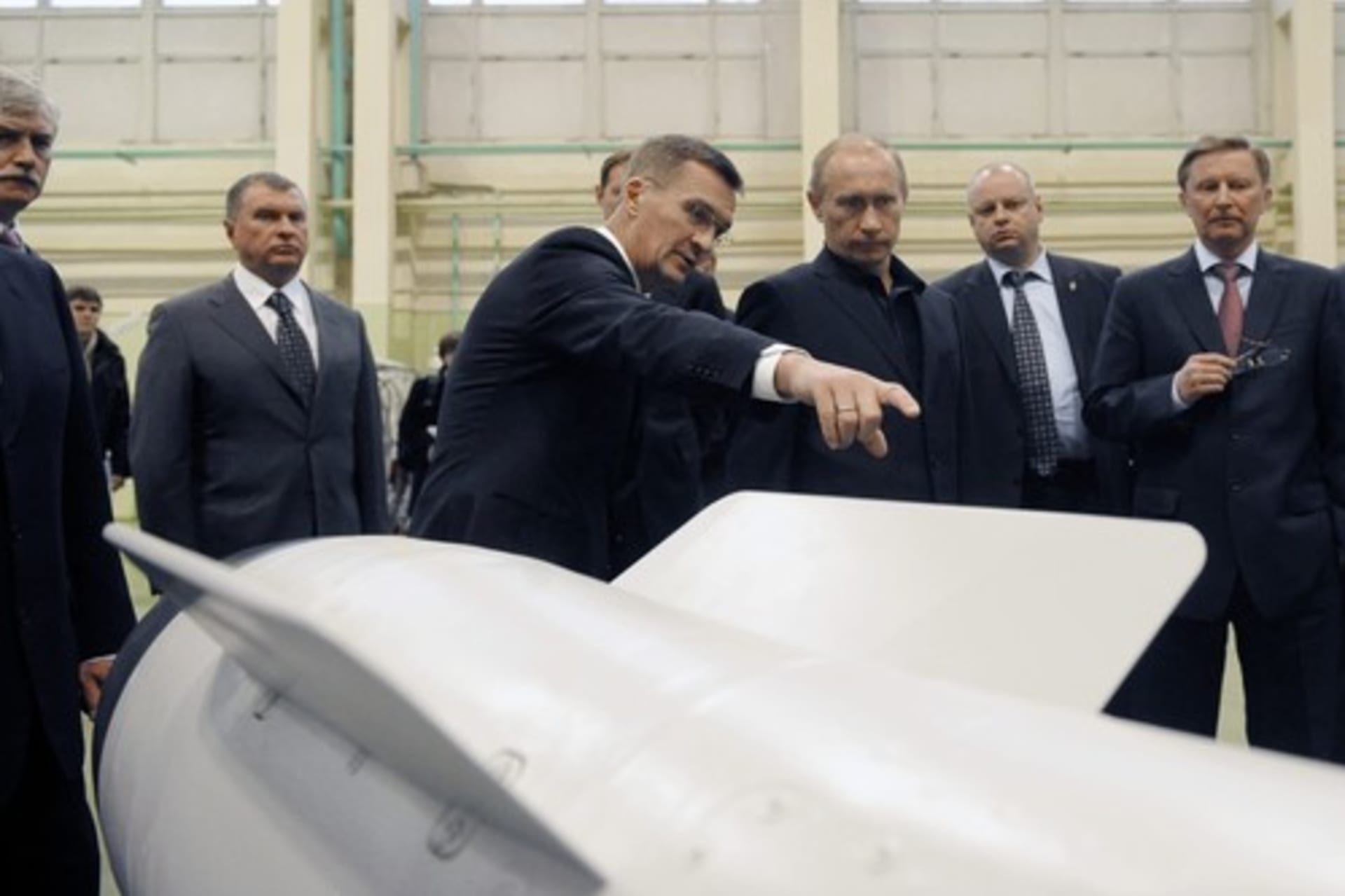 Z českého sankční seznamu se na celoevropský přesunul ruský podnikatel a výrobce raket Boris Obnosov. Na snímku s ruským prezidentem Vladimirem Putinem.