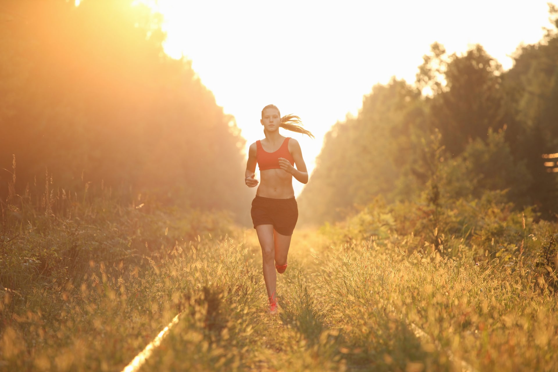 Pokud se lidé rozhodnou hubnout, měli by začít pozvolna. Nemusí do cvičení okamžitě zařadit běh na pět kilometrů za den, stačí svižnější chůze nebo delší procházka. 