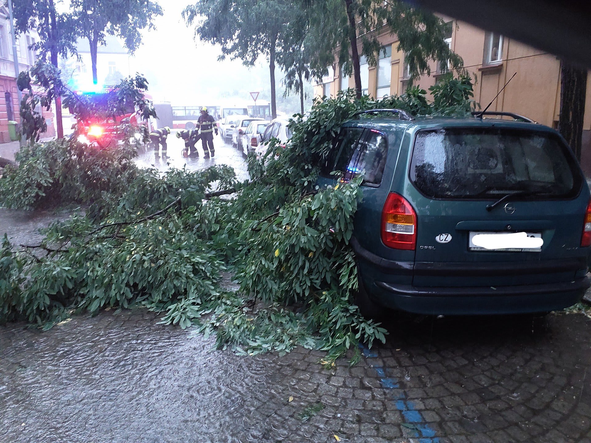 Následky bouřky v pražských ulicích.